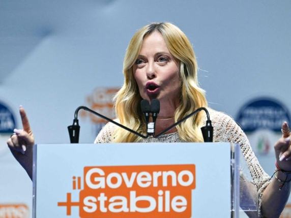 Giorgia Meloni a Bari, la manifestazione per il record del governo in diretta. La premier: «Con noi vince la stabilità. Basta ribaltoni»
