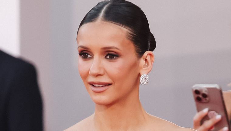 Nina Dobrev allontanata dal red carpet a Venezia 83: è polemica