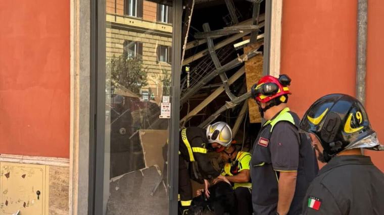 Crolla il solaio di una palazzina a Roma, soccorse quattro persone. Nessun ferito [VIDEO]