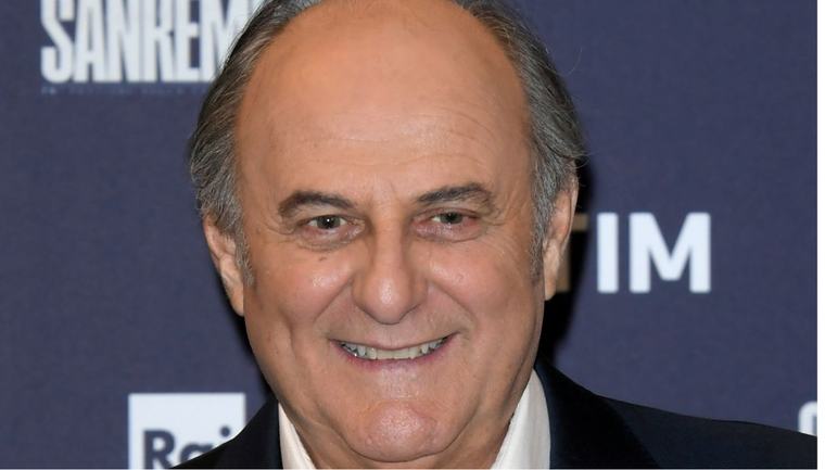 La Ruota della Fortuna, Gerry Scotti si presenta in costume e per Samira “sta benissimo”