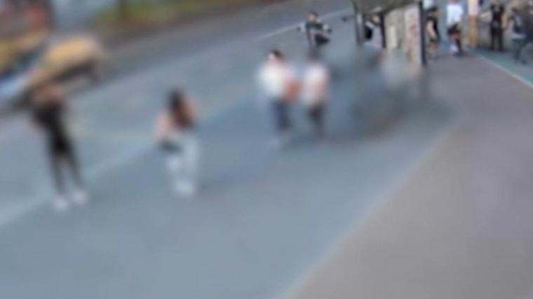 Chiedono una sigaretta, poi lo rapinano con un machete: il video che li incastra