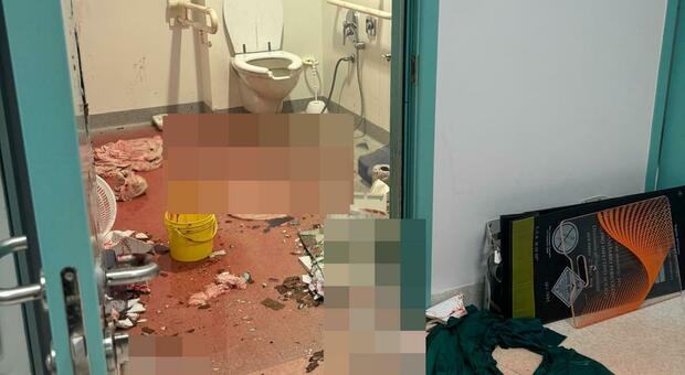 Paziente devasta il pronto soccorso di Schiavonia e lancia barelle agli operatori: entra in un bagno e distrugge anche quello