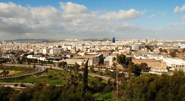 Italiani bloccati in Tunisia con le figlie minorenni: «Abbiamo chiesto aiuto alla polizia e ora rischiamo un'accusa». Cos'è successo