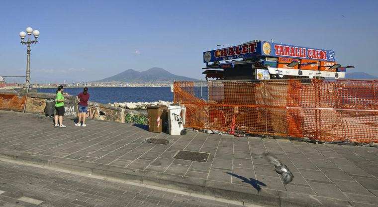 Napoli, via i chioschi dal lungomare per l'America's Cup: «Ma torneranno più piccoli e con un nuovo piano»
