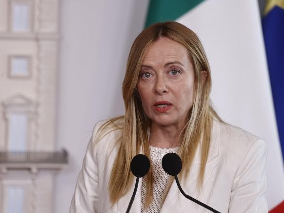 Il record di longevità del governo Meloni sulla stampa internazionale. Il Nyt: «Il suo mandato dice che l'ideologia viene messa da parte»