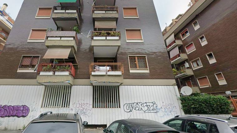 Ostia, soffoca la madre con un cuscino e si getta dal quarto piano