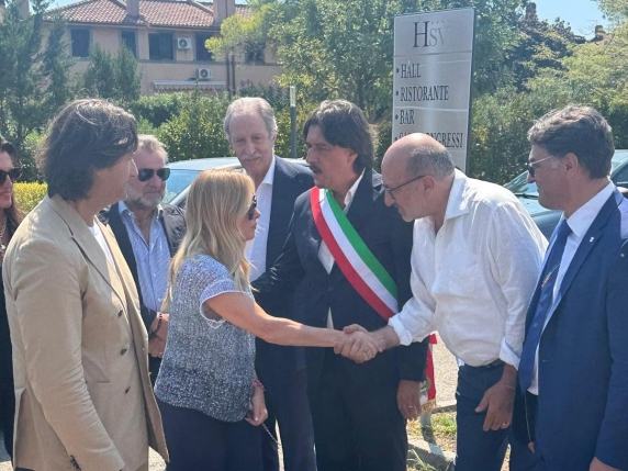 Giorgia Meloni, dopo Bari arriva a Policoro: la visita a sorpresa per verificare i danni del violento nubifragio del 2 settembre