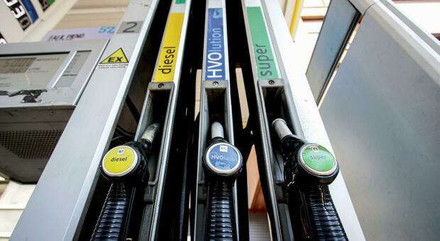 Carburanti, le nuove misure del governo: «Buoni benzina per i redditi bassi e le partite IVA, social card per i pensionati»
