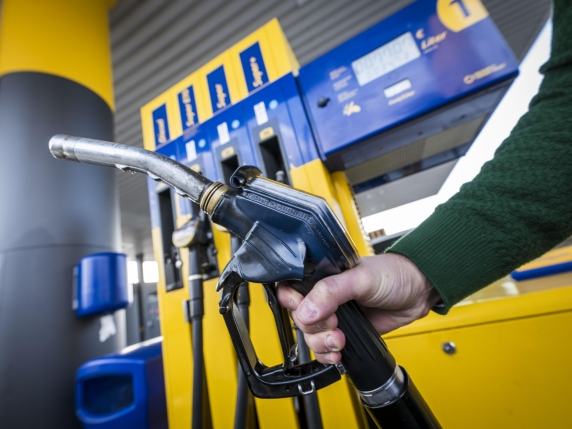 Carburanti, la benzina al nuovo record a 2,124 euro. Accise, nuova proroga dello sconto sul diesel. E salgono anche le bollette del gas: +6,9%