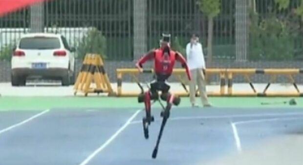 Robot cinese corre i 100 metri in 9,32 secondi: battuto il record di Bolt