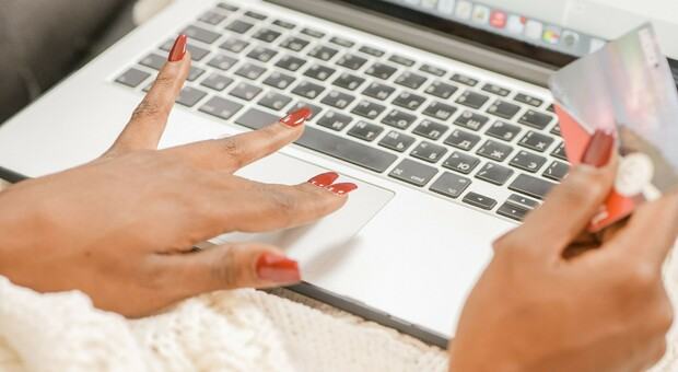 Come cambiano gli acquisti: l'Intelligenza Artificiale e l'incertezza economica guidano le nuove scelte