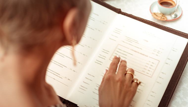 I menu generati dall'IA fanno discutere: perché sono un problema
