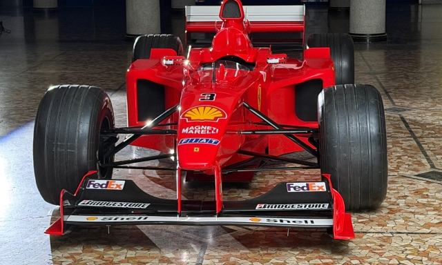 La Ferrari F399 di Schumi in mostra a Milano: è la rossa del titolo costruttori del 1999