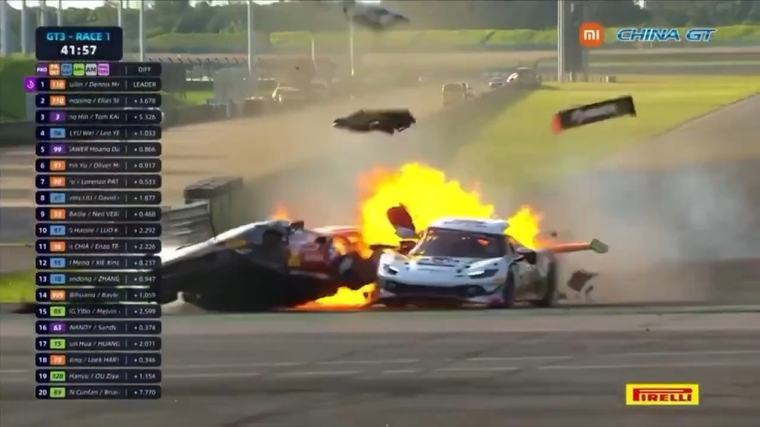 China GT, la Ferrari di Millroy prende fuoco: Hartog gli salva la vita