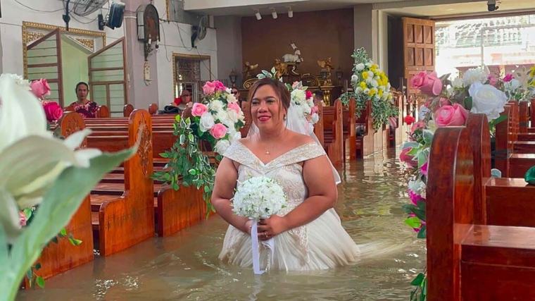 Filippine, il matrimonio nella chiesa sommersa da acqua e fango [VIDEO]
