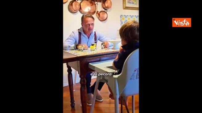Lollobrigida spiega al bambino Giulio importanza del latte: «Ti aiuta a crescere»