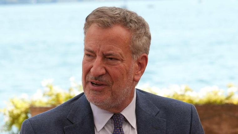 Bill de Blasio: “L’Europa si allontani dagli Usa. Meloni? Con Trump ha sbagliato”