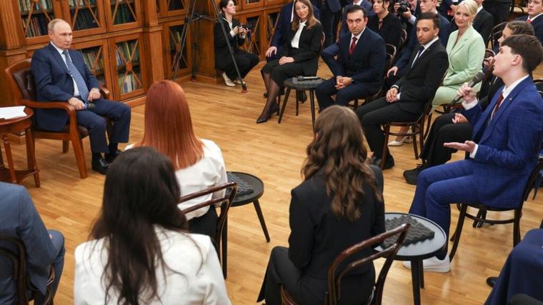 Putin vuole spiegare la guerra ai bambini con la 'metafora' dell'orso polare