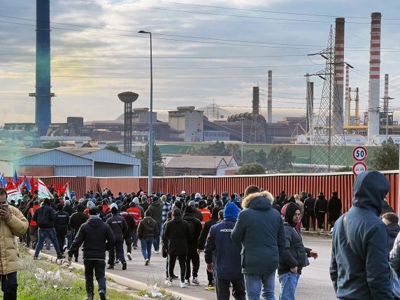 Ex Ilva, partono le lettere di licenziamento: via 2.500 lavoratori dell’indotto