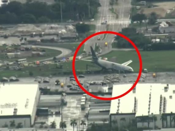 Miami, aereo cargo di Amazon esce fuori pista e travolge diverse auto: «Ci sono almeno 5 morti»